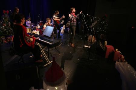 JURE POČKAJ S PRIJATELJI KONCERT V KD 12  FOTO LJUBO VUKELIČ